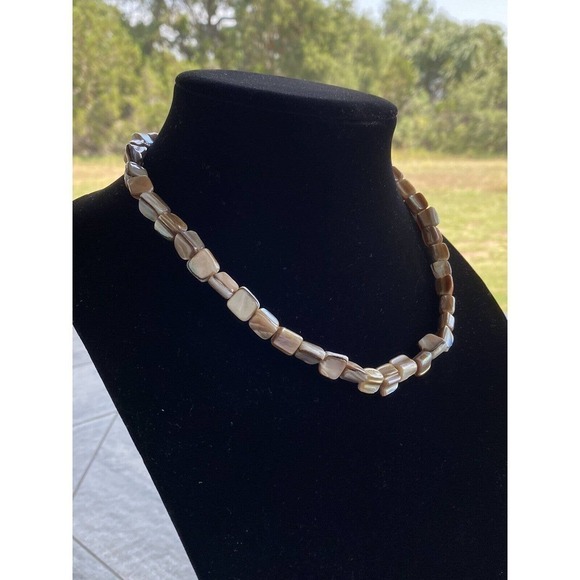 Premier Designs Necklace Shells Beige 18”+2.25” - Picture 2 of 5